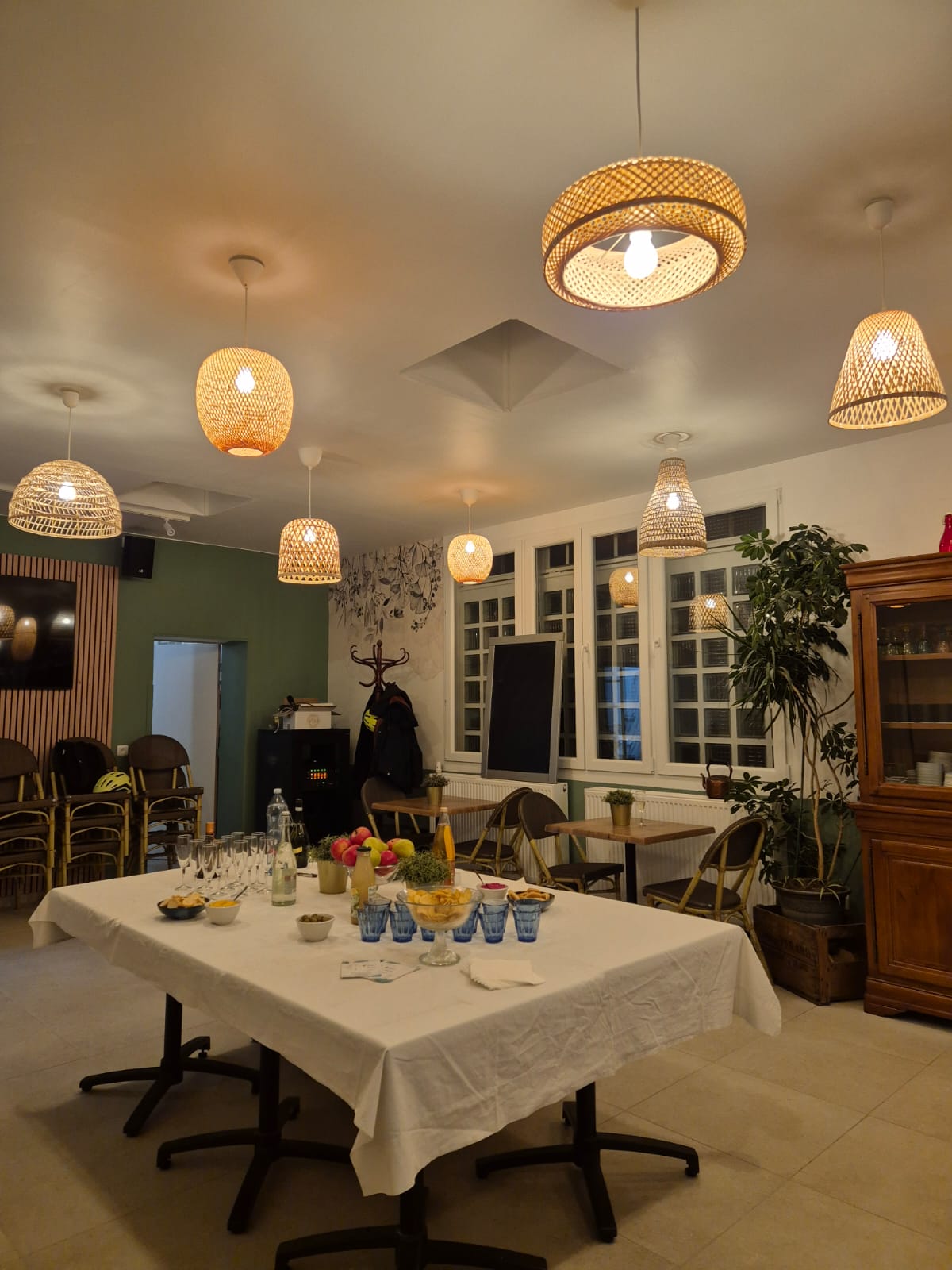 La salle dressée pour un repas